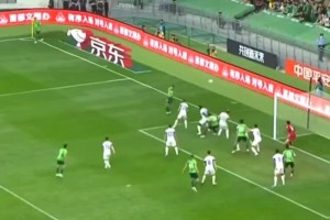 从看台上意大利球迷的反应便能看出泽林斯基这一脚有多恐怖😱