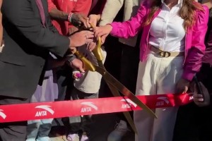 “欧文克莱合体现身为安踏在洛杉矶的新店剪彩～”